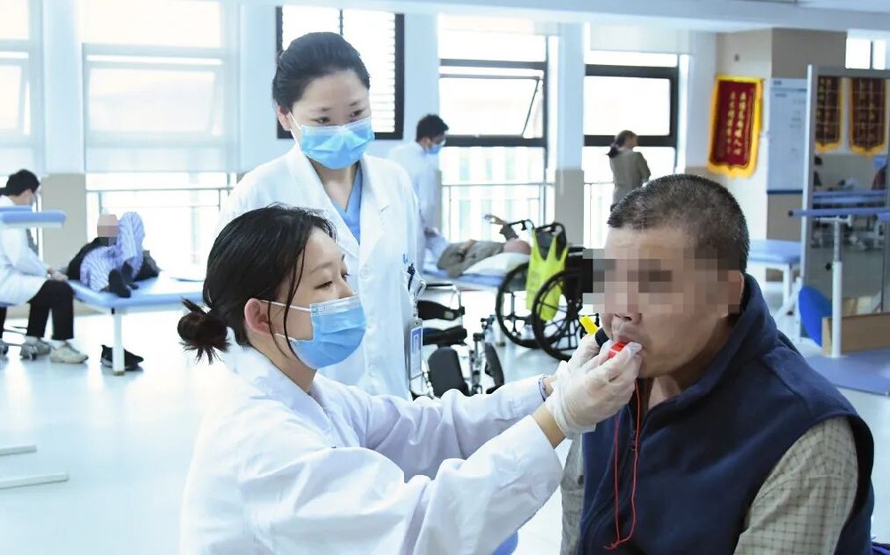 慢阻肺+脑梗，导致长期卧床，仁品医院定制康复方案让他重新行走